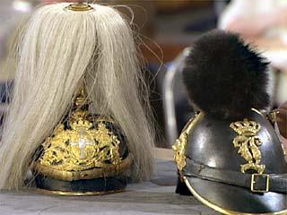 Raupenhelm und Pickelhaube